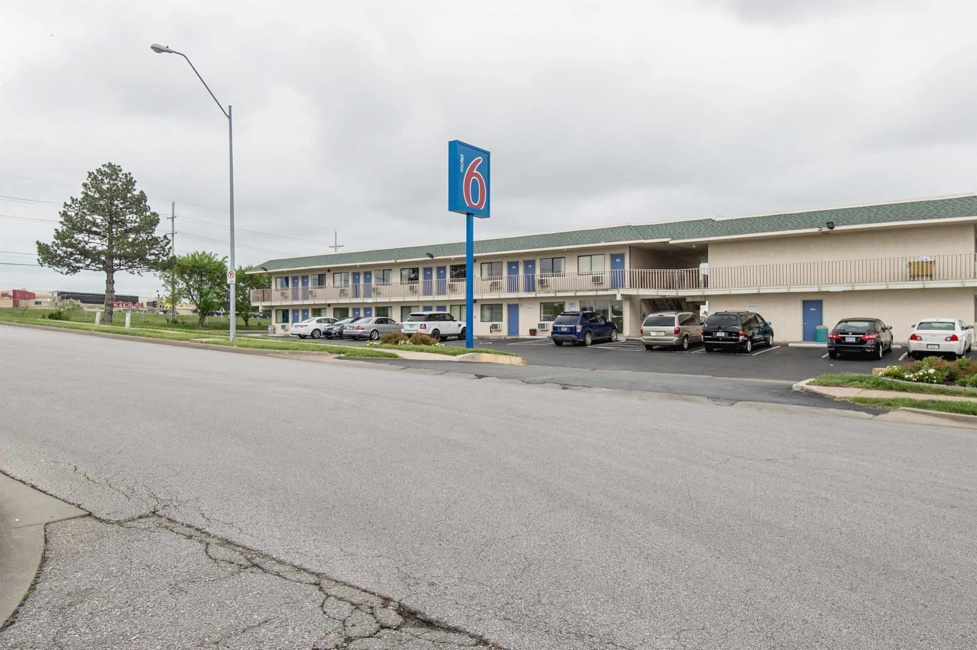 Motel 6 Kansas City, Mo - Airport Exterior foto
